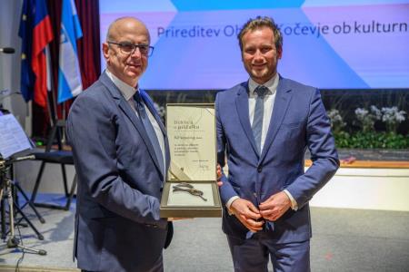 Deklica s piščalko-22